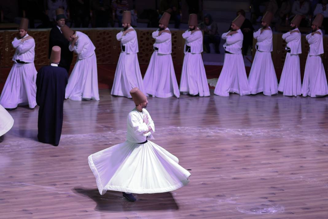 Mevlana Konya'da  11 gün boyunca sema ile anılacak, binlerce turist takip edecek 7